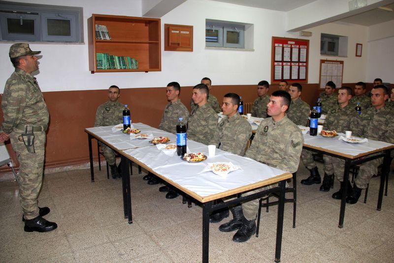 Suriye sınırındaki Mehmetçik'e yılbaşı sürprizi