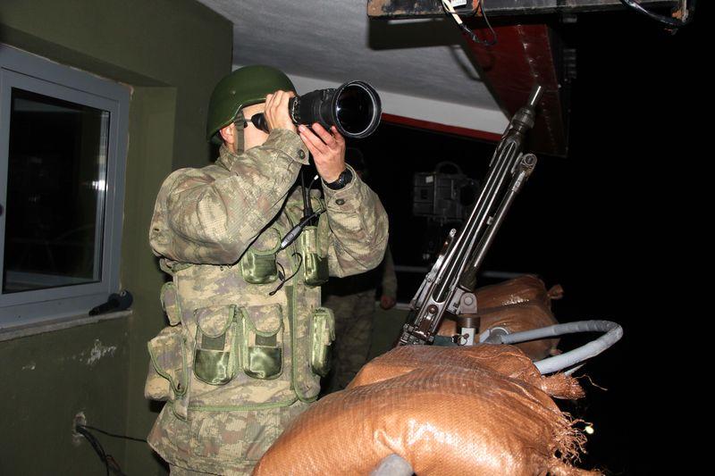 Suriye sınırındaki Mehmetçik'e yılbaşı sürprizi