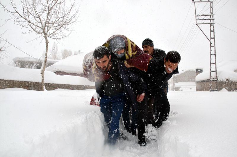 Hakkari'deki hendekler hayatı olumsuz etkiliyor