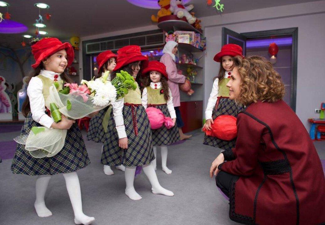 Esma Esad yetimhaneyi ziyaret etti