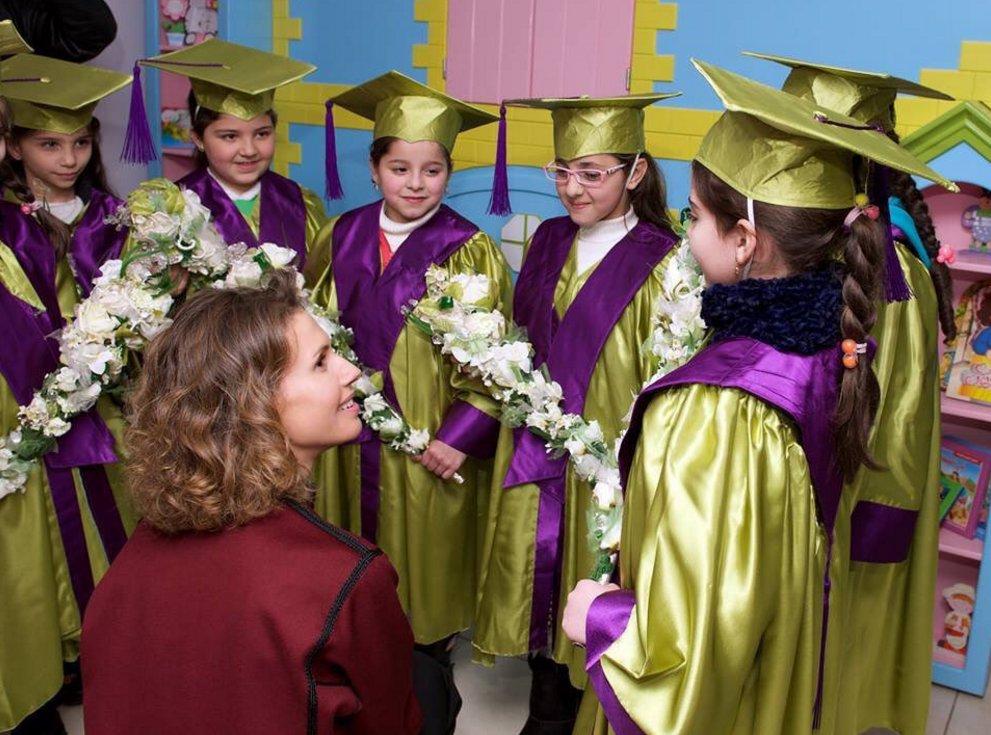 Esma Esad yetimhaneyi ziyaret etti