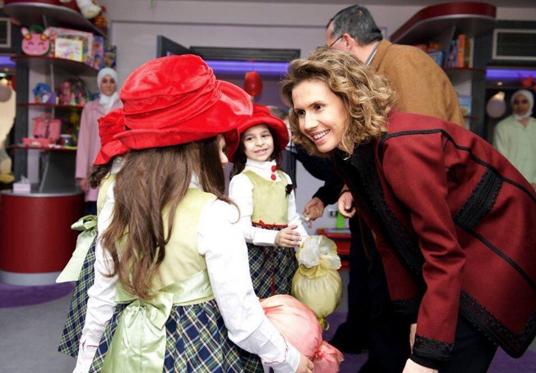 Esma Esad yetimhaneyi ziyaret etti