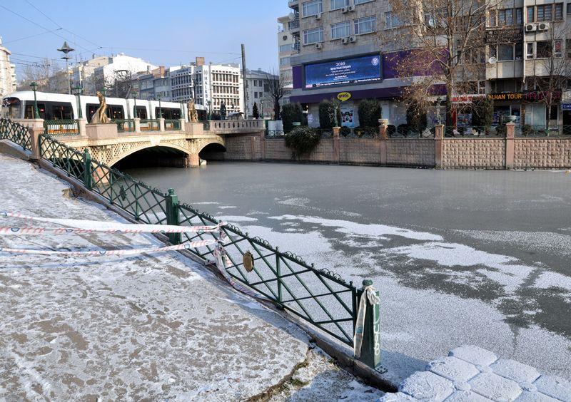 Porsuk Çayı buz tuttu