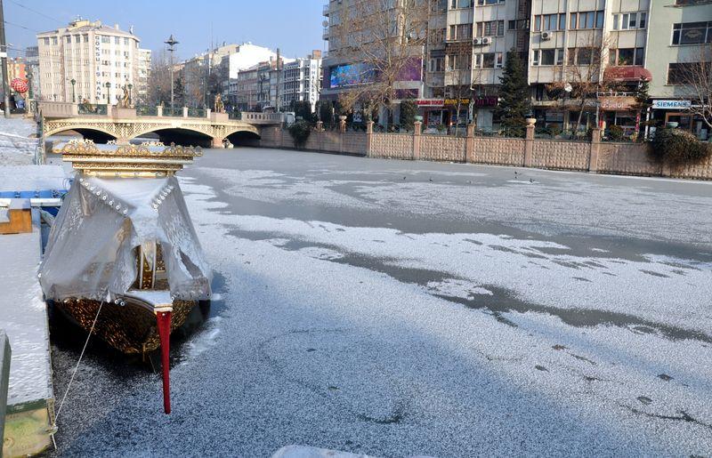 Porsuk Çayı buz tuttu