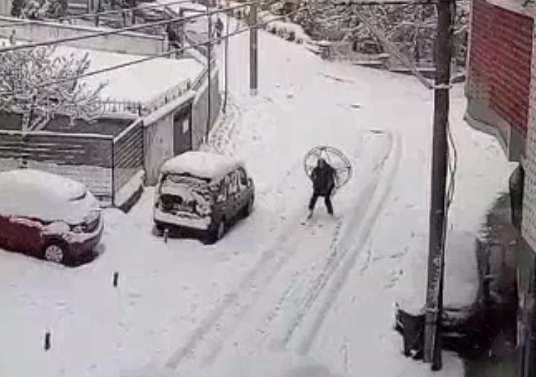 Teknolojiye ayak uyduran çılgın kayakçı İZLE