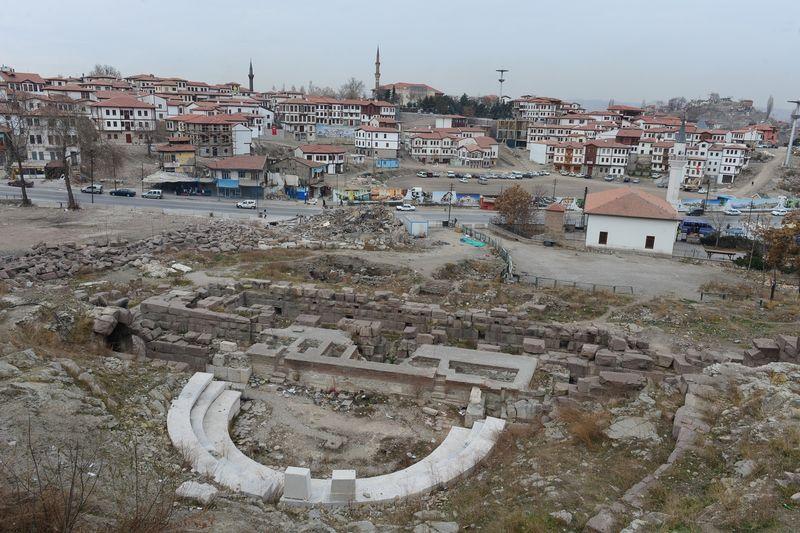 Antik tiyatro için engel olan 4 katlı otel yıkıldı