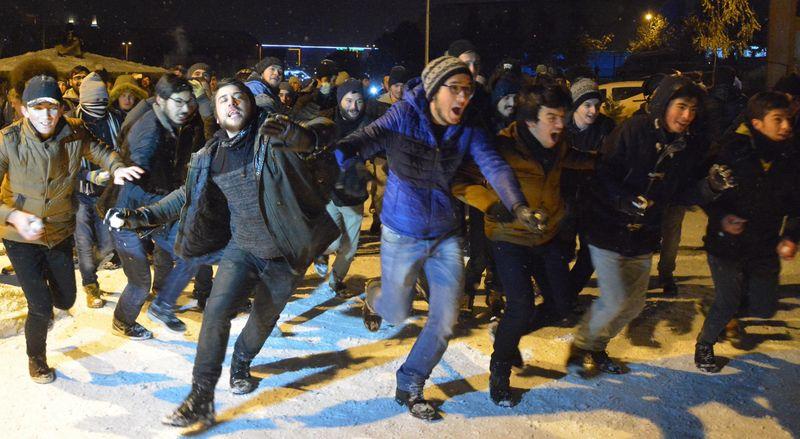 Üniversite öğrencilerinin kar topu savaşı