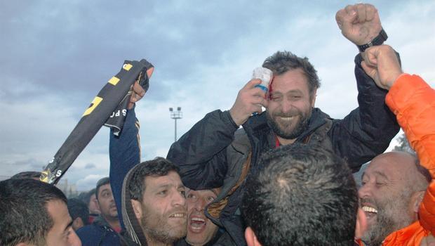 Nejat İşler sevinçten kafasını demire vurdu