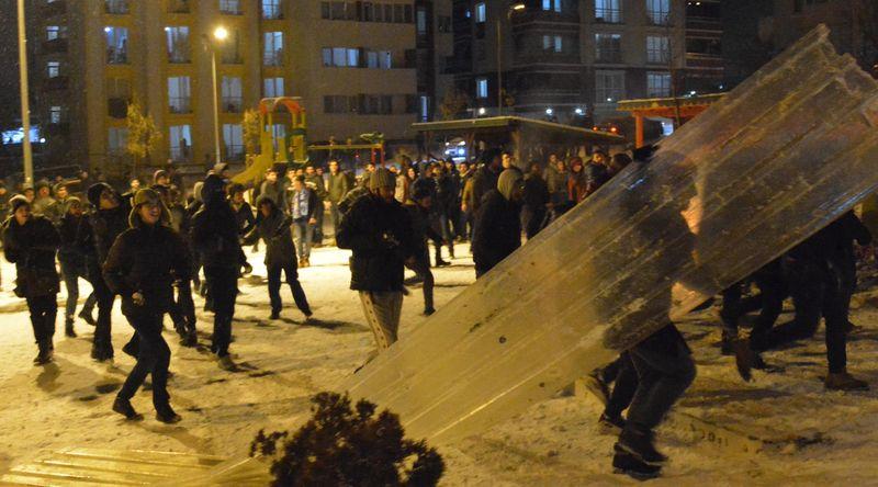 Üniversite öğrencilerinin kar topu savaşı