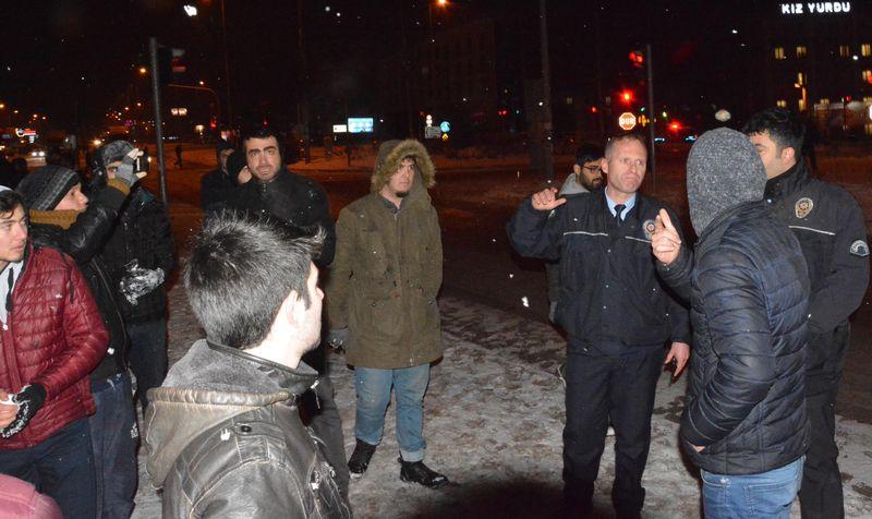 Üniversite öğrencilerinin kar topu savaşı