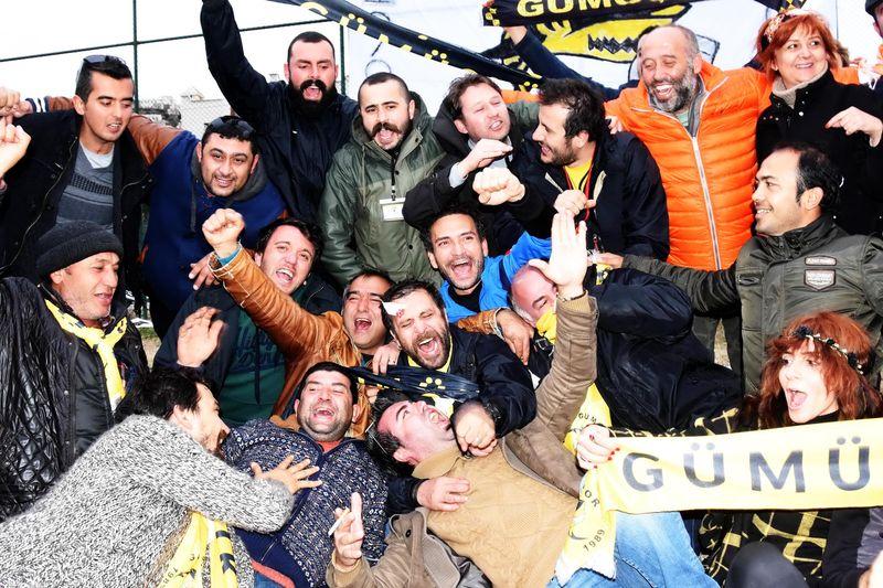 Nejat İşler sevinçten kafasını demire vurdu