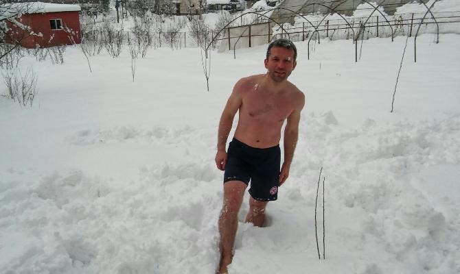 Kar banyosu yapan Zonguldaklı