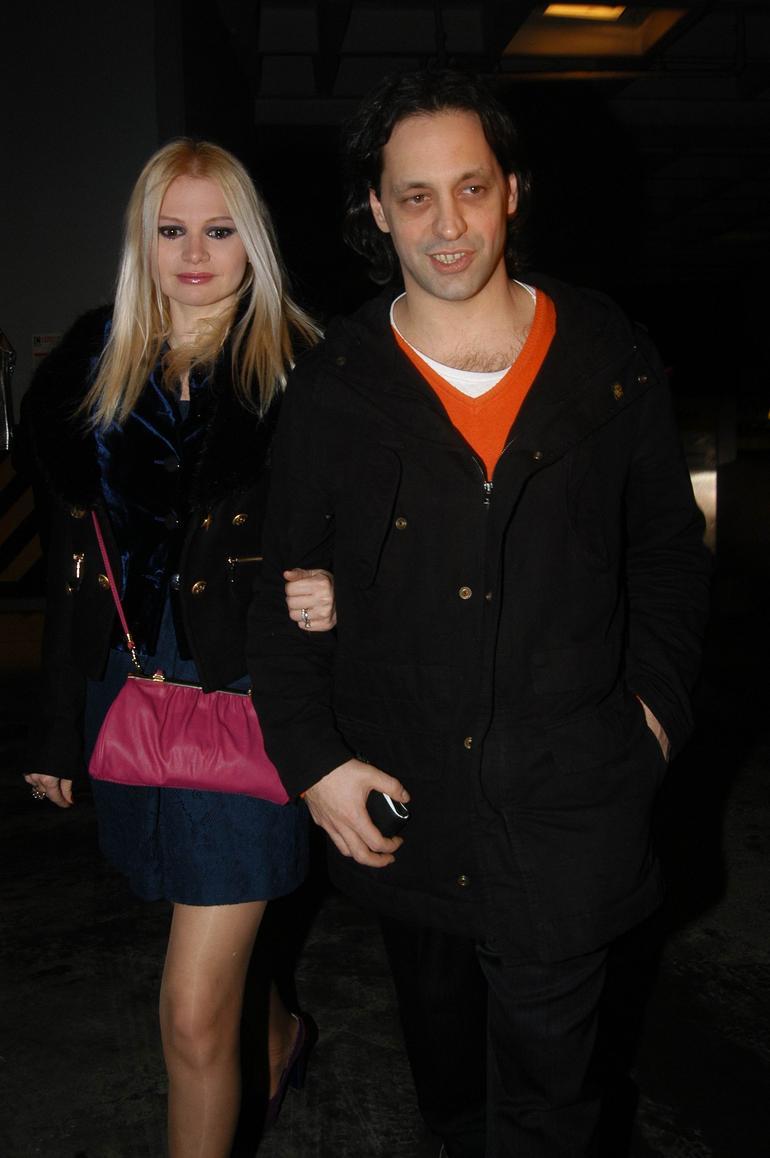 Seçkin Piriler bebeğini barda uyuttu