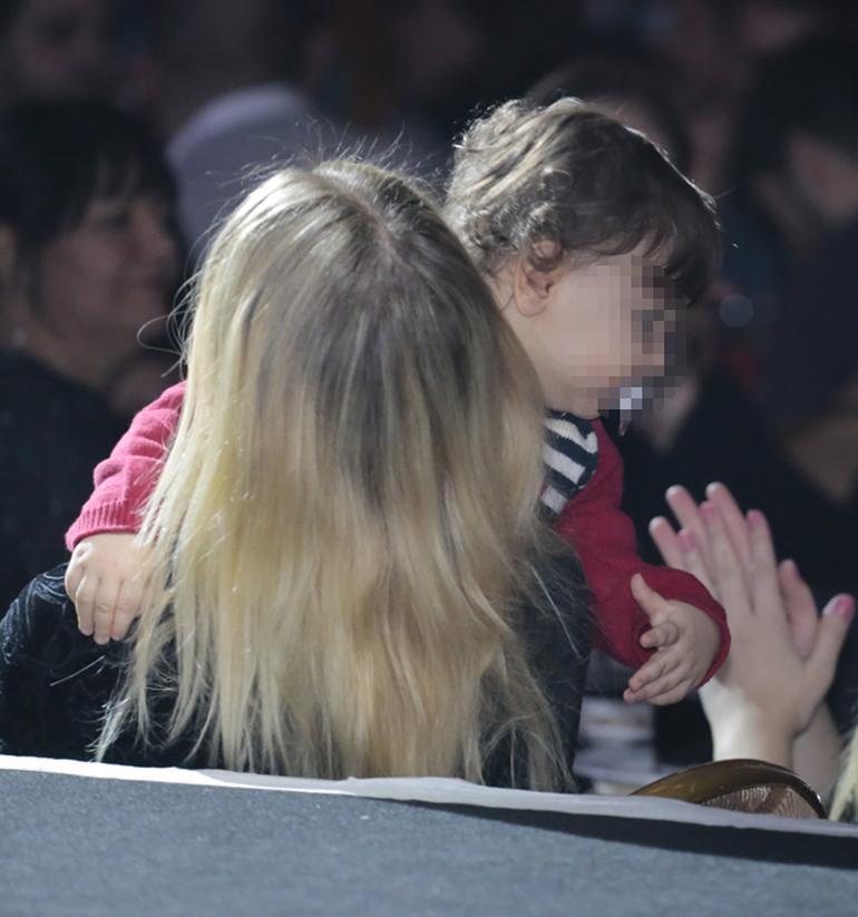 Seçkin Piriler bebeğini barda uyuttu