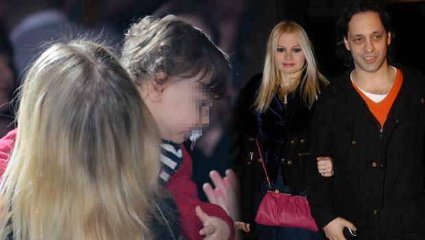 Seçkin Piriler bebeğini barda uyuttu