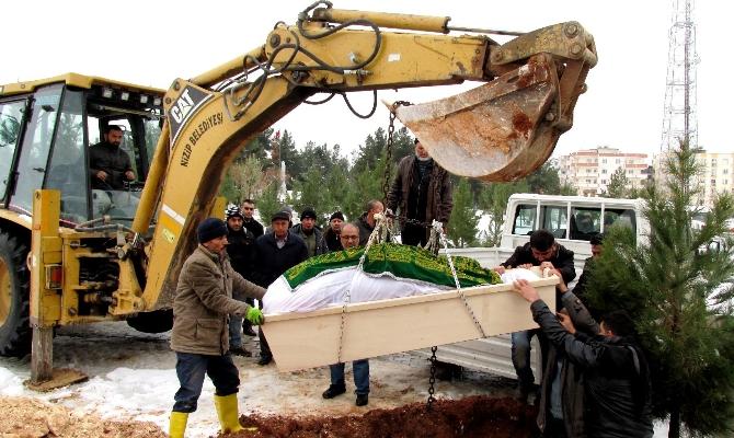 Hayatını kaybeden obezite hastası kepçeyle gömüldü