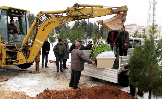 Hayatını kaybeden obezite hastası kepçeyle gömüldü
