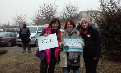 Arzu Okay Diyarbakır'da hendek eylemine katıldı