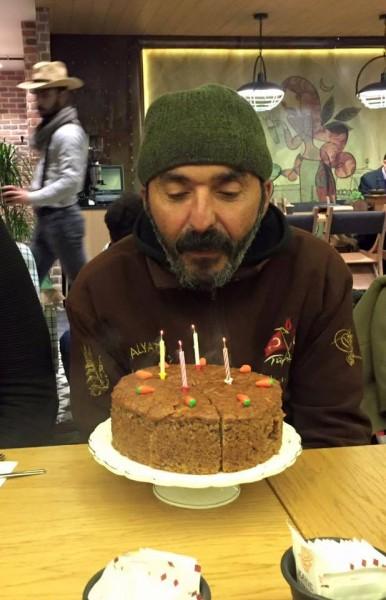 Kağıt toplayıcısına doğum günü sürprizi