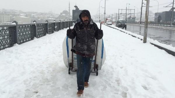 Kağıt toplayıcısına doğum günü sürprizi