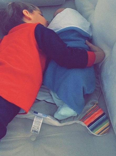 Esra Erol yeni doğan bebeğinin yüzünü gösterdi