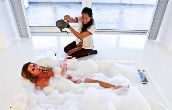 Berna Arıcı jakuzide şarap banyosu yaptı