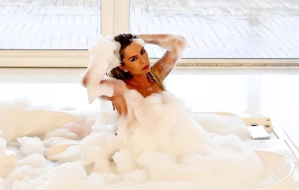 Berna Arıcı jakuzide şarap banyosu yaptı