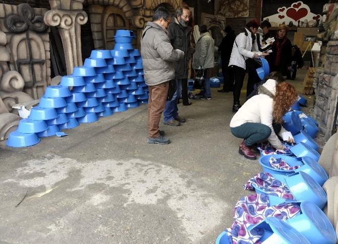 Çamaşır leğenleri kedilere yuva oldu