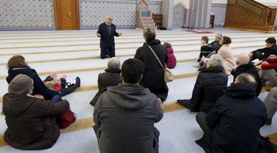 Fransızlar cami ve mescitleri ziyaret etti
