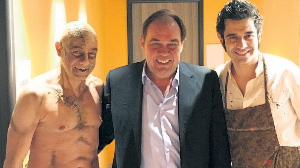 Demirören tiyatroya gitti