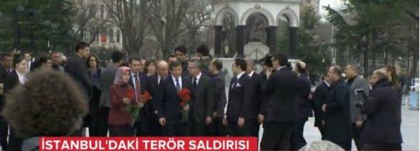 Ahmet Davutoğlu Sultanahmet'te karanfil bıraktı