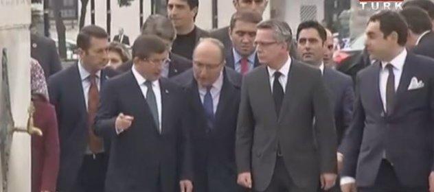 Ahmet Davutoğlu Sultanahmet'te karanfil bıraktı