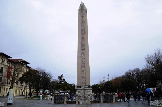 Sultanahmet'te ölenlerin anısına karanfil bırakıldı