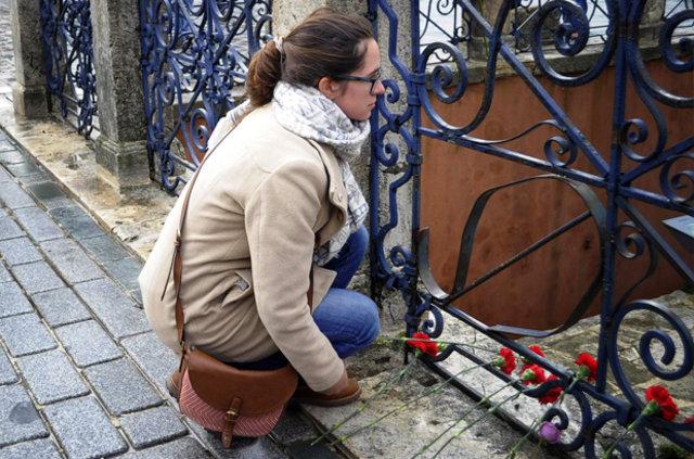Sultanahmet'te ölenlerin anısına karanfil bırakıldı