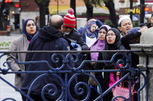 Sultanahmet'te ölenlerin anısına karanfil bırakıldı