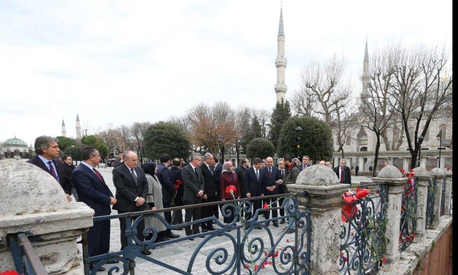 Ahmet Davutoğlu Sultanahmet'te karanfil bıraktı
