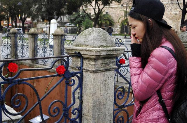 Sultanahmet'te ölenlerin anısına karanfil bırakıldı