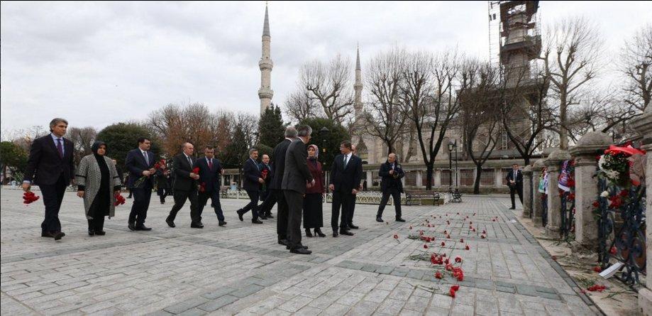 Ahmet Davutoğlu Sultanahmet'te karanfil bıraktı