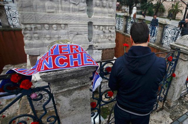 Sultanahmet'te ölenlerin anısına karanfil bırakıldı