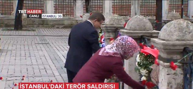Ahmet Davutoğlu Sultanahmet'te karanfil bıraktı