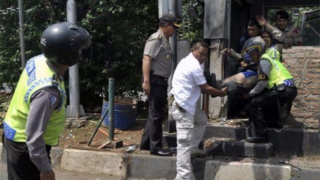 Endonezya'da silahlı ve bombalı saldırı