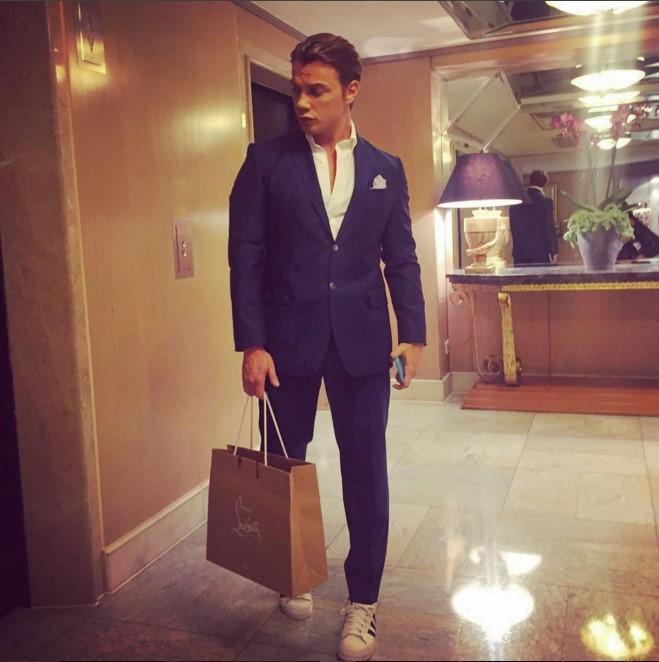 Sinan Akçıl'ın sırtındaki ruj izleri