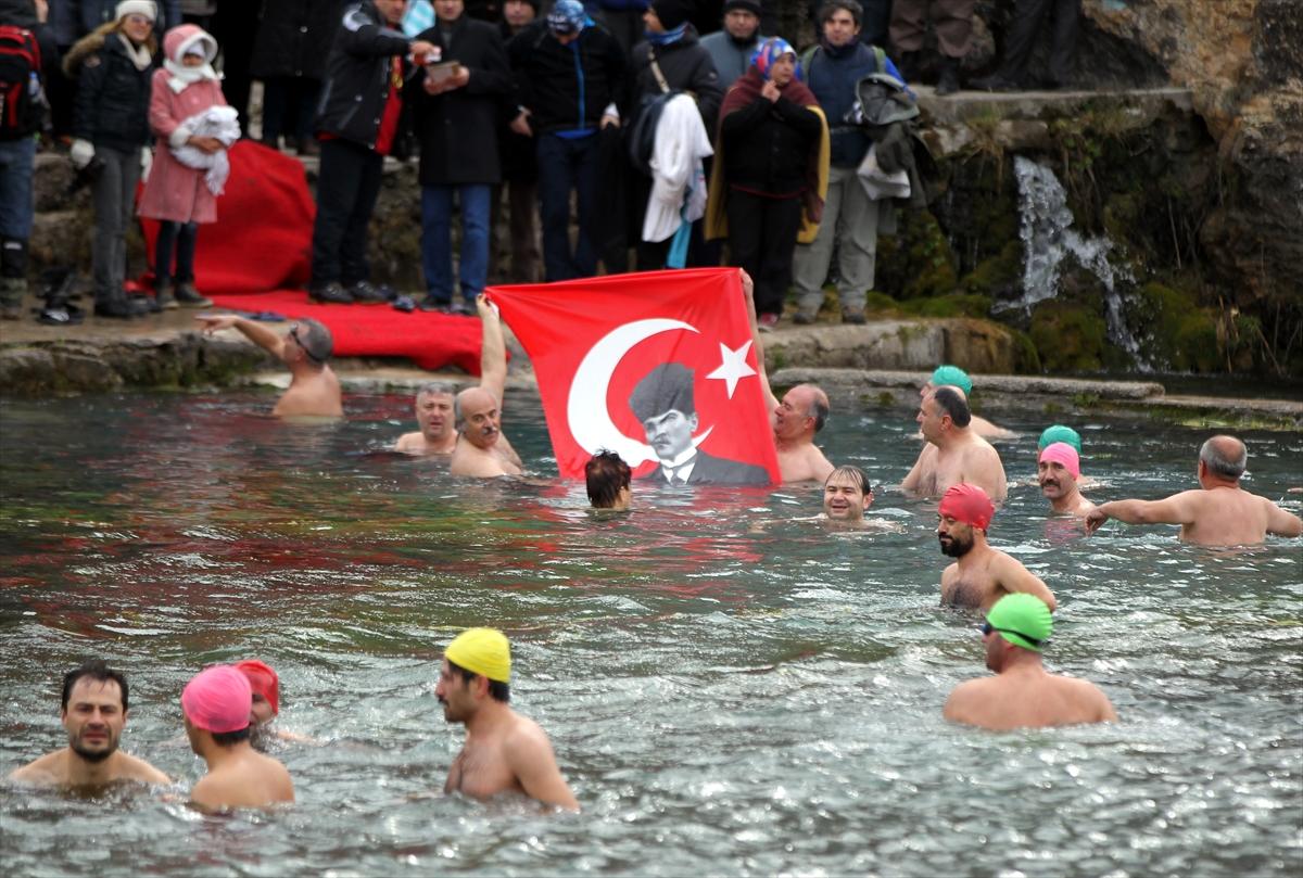 Kayseri'de kış ortasında yüzme şenliği