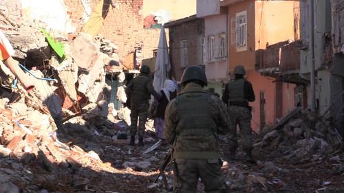 Diyarbakırlı kadın: Teröristleri ayaklarınızla ezin