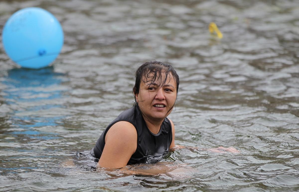 Kayseri'de kış ortasında yüzme şenliği