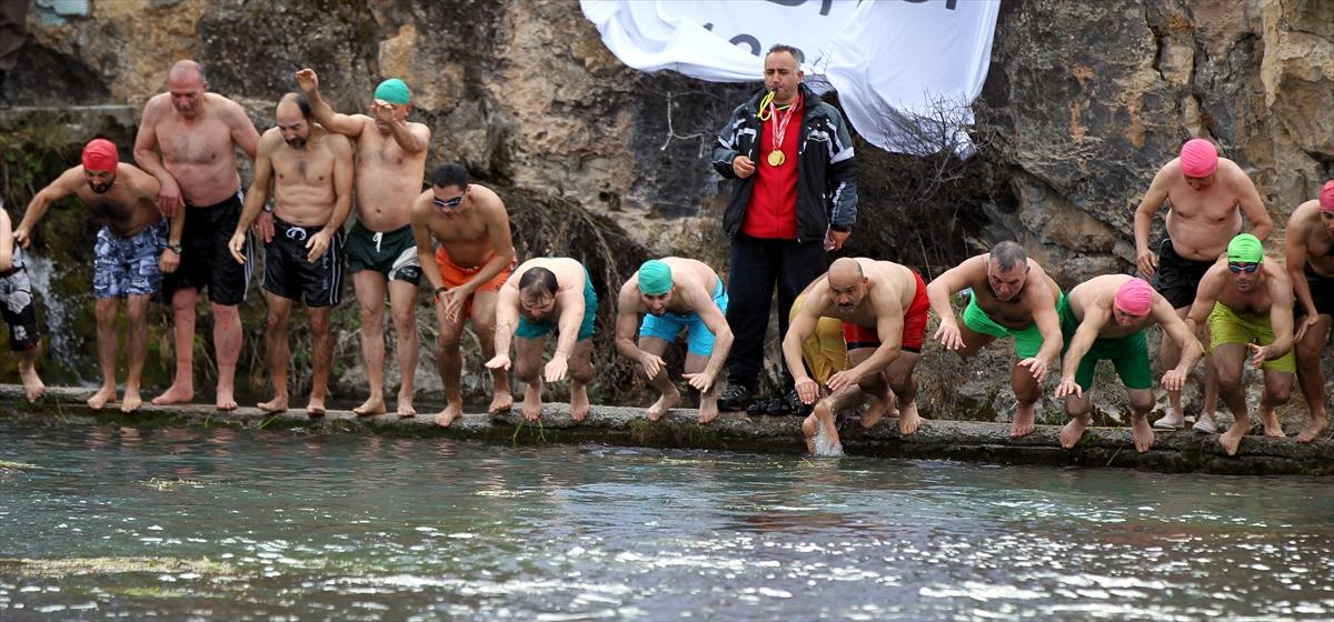 Kayseri'de kış ortasında yüzme şenliği