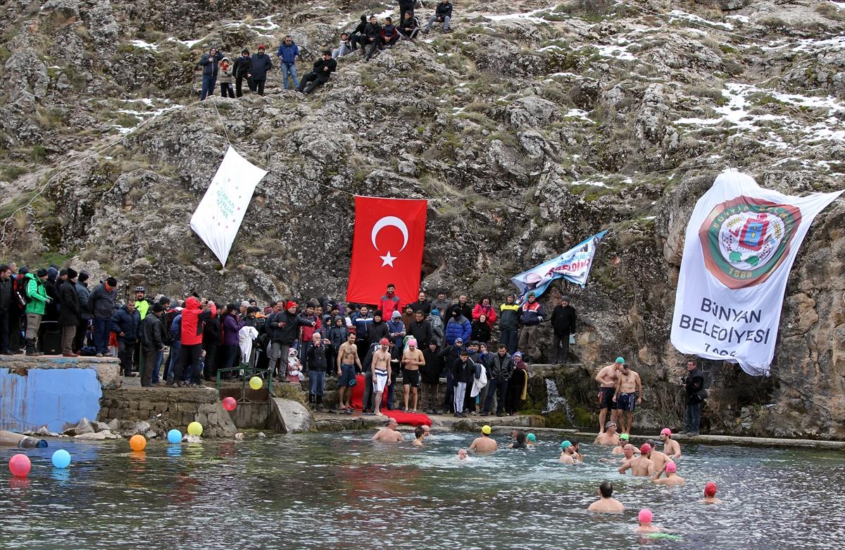 Kayseri'de kış ortasında yüzme şenliği
