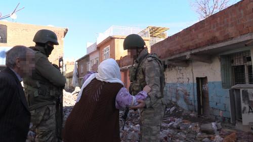 Diyarbakırlı kadın: Teröristleri ayaklarınızla ezin