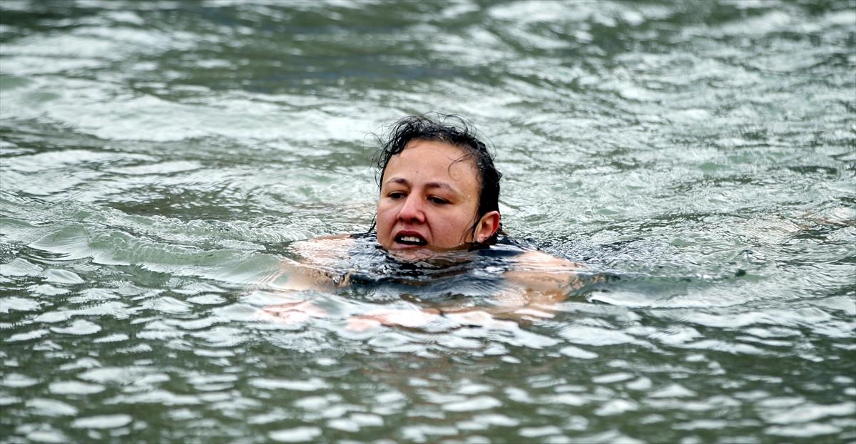 Kayseri'de kış ortasında yüzme şenliği