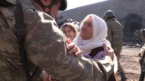 Diyarbakırlı kadın: Teröristleri ayaklarınızla ezin